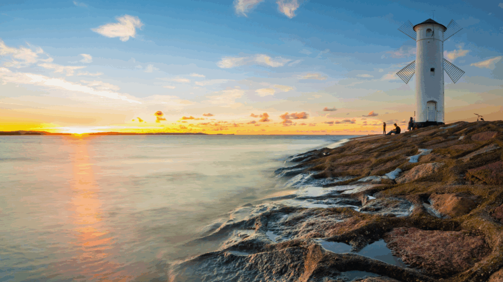 Staycation statt Fernweh: Warum Familien den Sommer zuhause neu entdecken Ostsee bei Sonnenuntergang (über MikeMareen)
