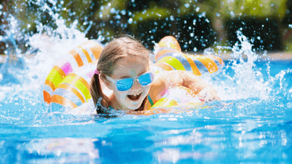 Spielerisch Leben retten: DLRG und PLAYMOBIL starten gemeinsame Aufklärungskampagne für Kindersicherheit am Wasser Kind im Schwimmbad (über FamVeld)