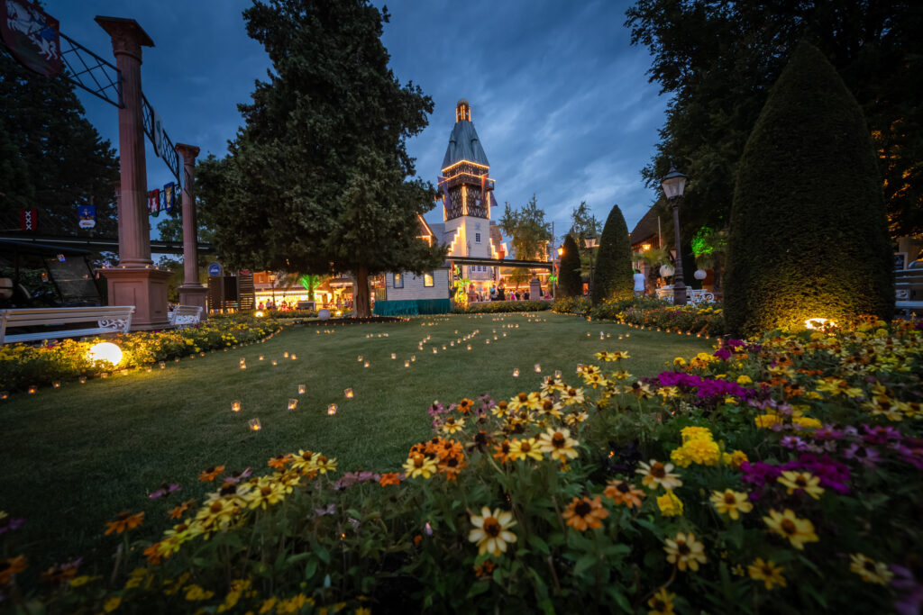 Ein halbes Jahrhundert Magie unter Sternen: Europa-Park feiert 50 Jahre grenzenlosen Abenteuerspaß Lichtermeere schaffen eine faszinierende Atmosphäre (über Europa-Park)