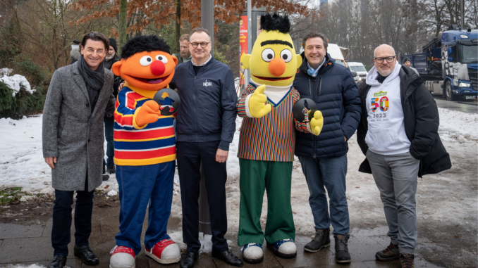 Sesamstraße regelt den Verkehr: Ernie und Bert werden Ampelmännchen in Hamburg